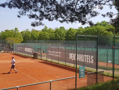Tennisverein - Parkplätze vor der Tennisanlage: Ja - Wiesbaden - Unsere schöne Anlage - DJK Mainzer Sand