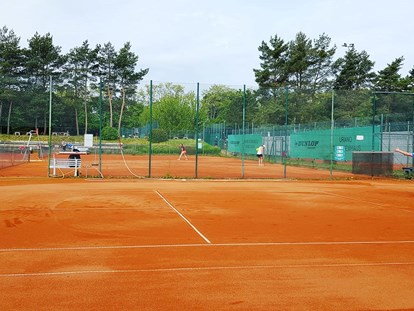 Tennisverein - Parkplätze vor der Tennisanlage: Ja - Wiesbaden - 13 Plätze mit Tennis für Jedermann - DJK Mainzer Sand