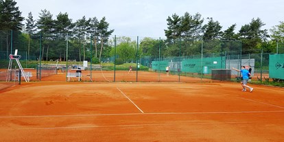 Tennisverein - Tennis-Schnupperkurs: Bieten wir an. - PLZ 55120 (Deutschland) - 13 Plätze mit Tennis für Jedermann - DJK Mainzer Sand