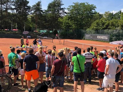Tennisverein - Parkplätze vor der Tennisanlage: Ja - Mainz Weisenau - Kindercamp - DJK Mainzer Sand