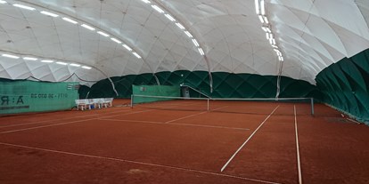 Tennisverein - Parkplätze vor der Tennisanlage: Ausreichend - Rheinland-Pfalz - Traglufthalle im Winter! - Tennisclub Nieder-Olm e.V.