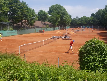 Tennisverein - Parkplätze vor der Tennisanlage: Ja - Mainz Weisenau - Blick über die Plätze - SVW Mainz