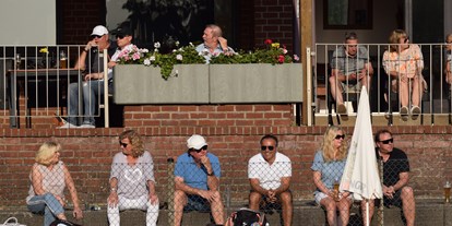 Tennisverein - Mannschaften gemeldet für dieses Jahr: Ja - Neuss Weckhoven - Zuschauer auf der Clubhausterrasse des TC Neuss-Weckhoven e.V. - TC Neuss-Weckhoven e.V.