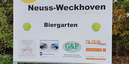 Tennisverein - Parkplätze vor der Tennisanlage: Ja - Neuss Weckhoven - TCW-Schild am Eingang zur Tennisanlage an der Weckhovener Str. 25 - TC Neuss-Weckhoven e.V.