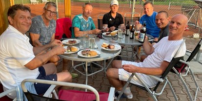 Tennisverein - Mannschaften gemeldet für dieses Jahr: Ja - Rheinland-Pfalz - Herren50 nach dem Training, wie immer gemütliches beisammen sein mit gegrilltem und Schoppen  - SV BW Münster-Sarmsheim