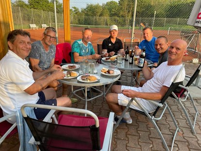 Tennisverein - Gastspieler erwünscht: Nach Absprache - Herren50 nach dem Training, wie immer gemütliches beisammen sein mit gegrilltem und Schoppen  - SV BW Münster-Sarmsheim