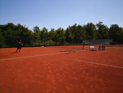 Tennisverein - Parkplätze vor der Tennisanlage: Ja - Wiesbaden - Tennisfreunde Budenheim