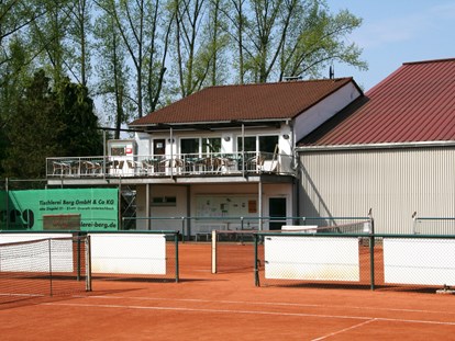 Tennisverein - Parkplätze vor der Tennisanlage: Ja - Deutschland - Clubhaus - TF GW Bergisch Gladbach 75 e.V.