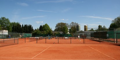 Tennisverein - Verband: Tennisverband Mittelrhein - Nordrhein-Westfalen - Platz 1-3 aus Sicht der Club-Terrasse - TF GW Bergisch Gladbach 75 e.V.