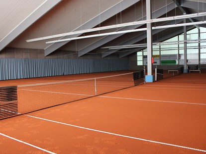Tennisverein - Parkplätze vor der Tennisanlage: Ja - Asche-Halle (Tennishalle Gronau) - TF GW Bergisch Gladbach 75 e.V.