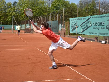 Tennisverein - Parkplätze vor der Tennisanlage: Ausreichend - Deutschland - Tennis Club Rot-Weiß e.V. Groß-Gerau