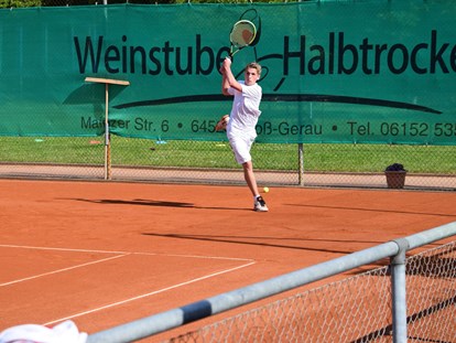 Tennisverein - Parkplätze vor der Tennisanlage: Ausreichend - Groß-Gerau Büttelborn - Tennis Club Rot-Weiß e.V. Groß-Gerau
