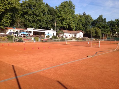Tennisverein - Parkplätze vor der Tennisanlage: Ausreichend - Hochheim am Main - MTV 1861 e.V. Abteilung Tennis