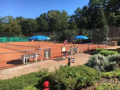 Tennisverein - Parkplätze vor der Tennisanlage: Ausreichend - Wiesbaden - MTV 1861 e.V. Abteilung Tennis