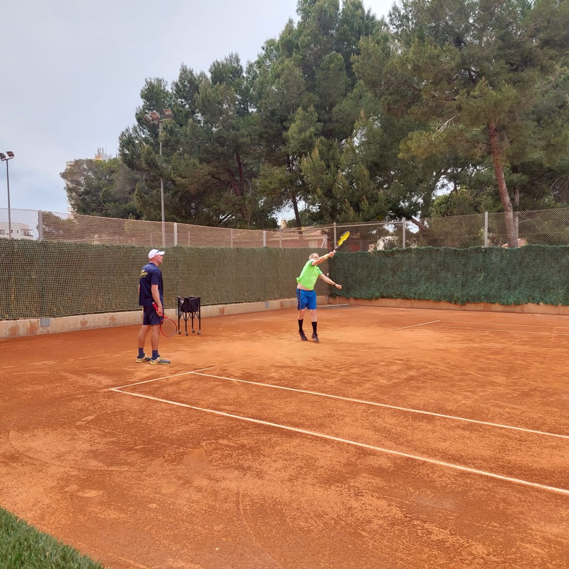 Tennis: Aufschlagtraining mit John Lambrecht im April 2022 in Palma - Gunter Krambs