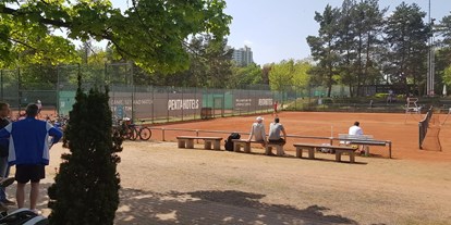 Tennisverein - Parkplätze vor der Tennisanlage: Ja - Mainz Orte - Ausblick von der Terrasse - DJK Mainzer Sand