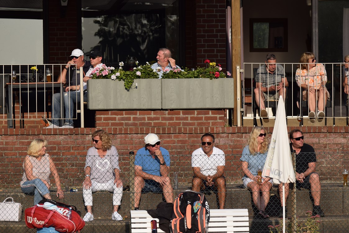 Tennisportal: Zuschauer auf der Clubhausterrasse des TC Neuss-Weckhoven e.V. - TC Neuss-Weckhoven e.V.