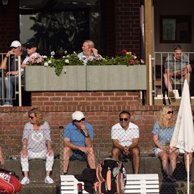 Tennisportal: Zuschauer auf der Clubhausterrasse des TC Neuss-Weckhoven e.V. - TC Neuss-Weckhoven e.V.