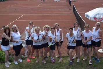 Tennisportal: Mannschaftsfoto der Medenmannschaft 'Damen 40' des TC Neuss-Weckhoven e.V. - TC Neuss-Weckhoven e.V.