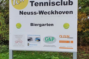 Tennisportal: TCW-Schild am Eingang zur Tennisanlage an der Weckhovener Str. 25 - TC Neuss-Weckhoven e.V.