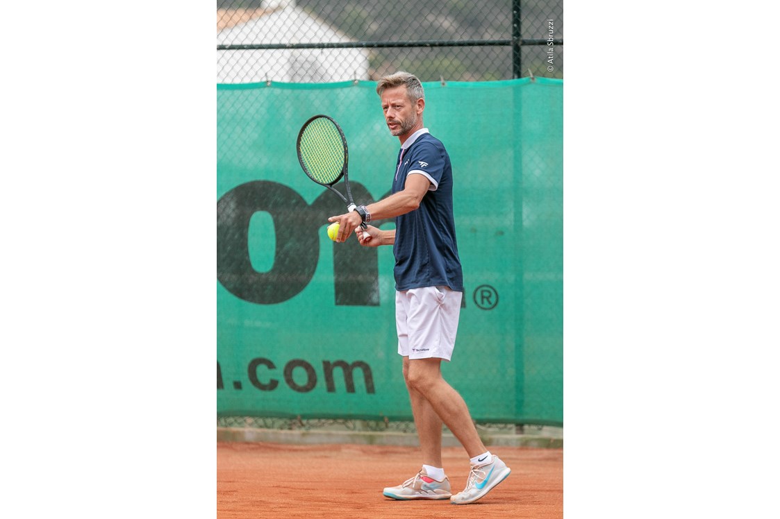 Tennistrainer: Beim Training in Canyamel, Mallorca Spanien, 2021 - Tennis.Service.Thomas.Schekorr