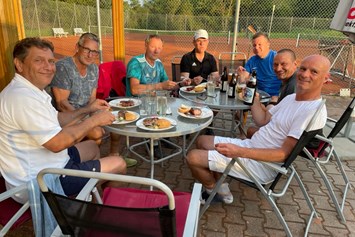 Tennisportal: Herren50 nach dem Training, wie immer gemütliches beisammen sein mit gegrilltem und Schoppen  - SV BW Münster-Sarmsheim