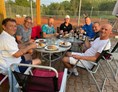 Tennisportal: Herren50 nach dem Training, wie immer gemütliches beisammen sein mit gegrilltem und Schoppen  - SV BW Münster-Sarmsheim