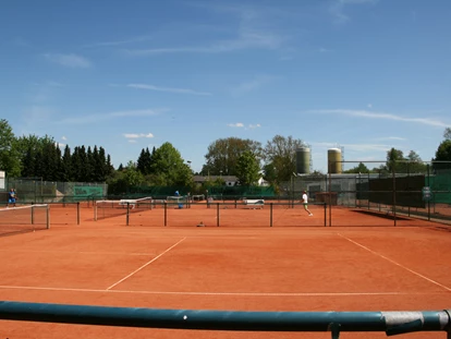 Tennisvereine - Medenrunde spielen wir.: Ja - Bergisch Gladbach - Platz 1-3 aus Sicht der Club-Terrasse - TF GW Bergisch Gladbach 75 e.V.