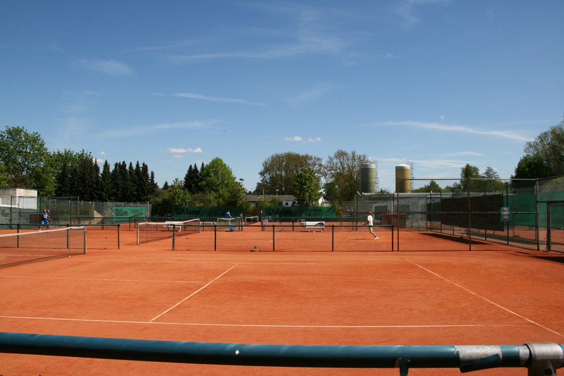 Tennisportal: Platz 1-3 aus Sicht der Club-Terrasse - TF GW Bergisch Gladbach 75 e.V.