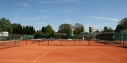Tennisverein - Medenrunde spielen wir.: Ja - Nordrhein-Westfalen - Platz 1-3 aus Sicht der Club-Terrasse - TF GW Bergisch Gladbach 75 e.V.